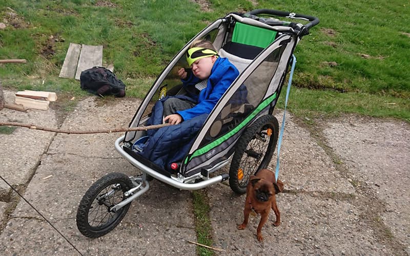 Syn mjr. Ing. Lukáše Havláska v cyklovozíku.