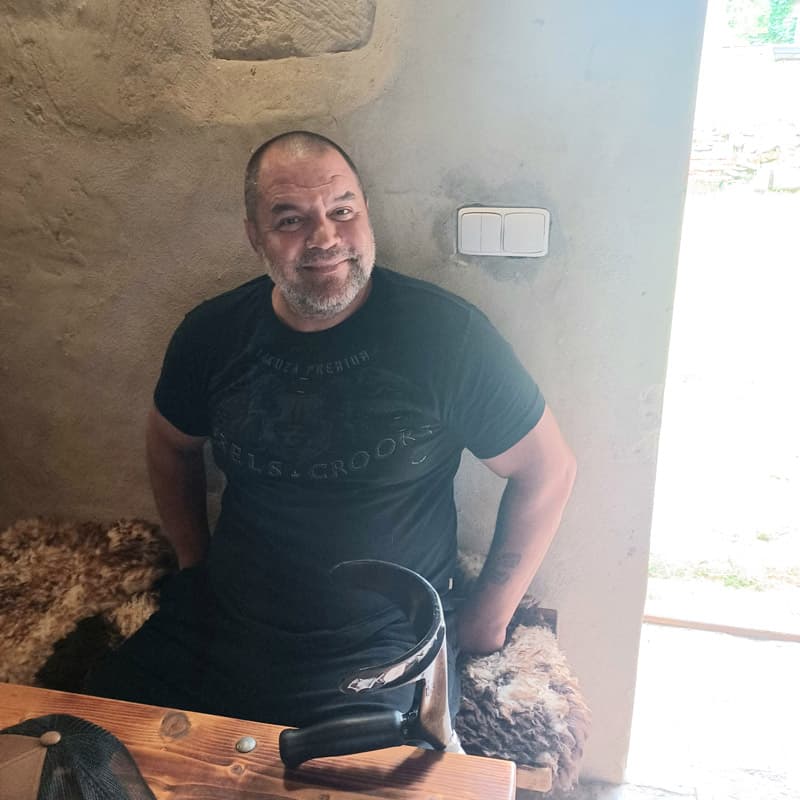 Št. prap. Martin Kocourek za stolem v civilu.