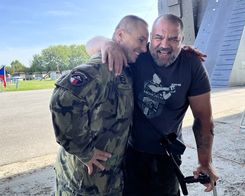 Št. prap. Martin Kocourek o berlích s přáteli v činné službě.