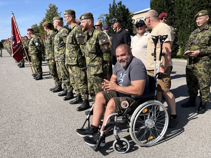 Št. prap. Martin Kocourek na kolečkovém křesle v civilu během nástupu.
