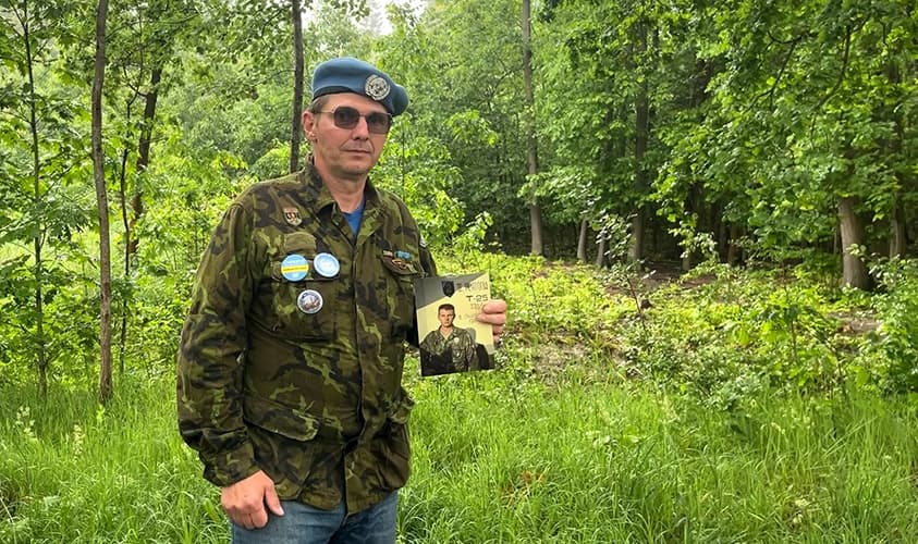 Rtm. Vladimír L. ukazuje fotku sebe během mise UNPROFOR.