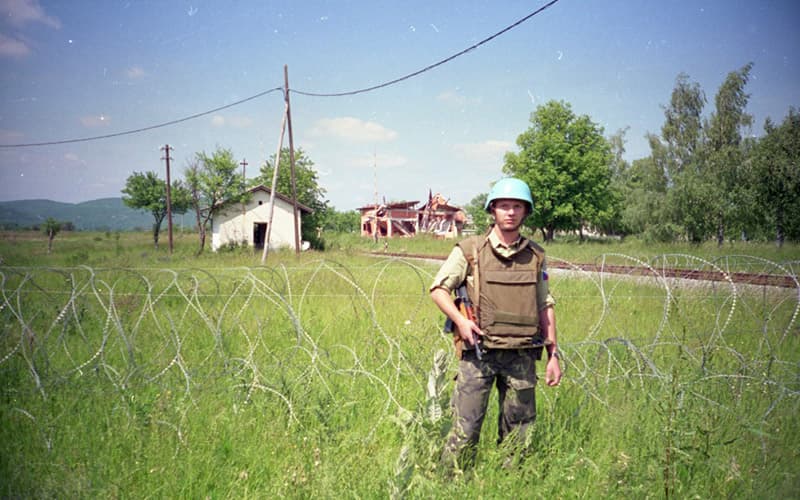 Rtm. Vladimír L. v uniformě na poli během mise UNPROFOR.