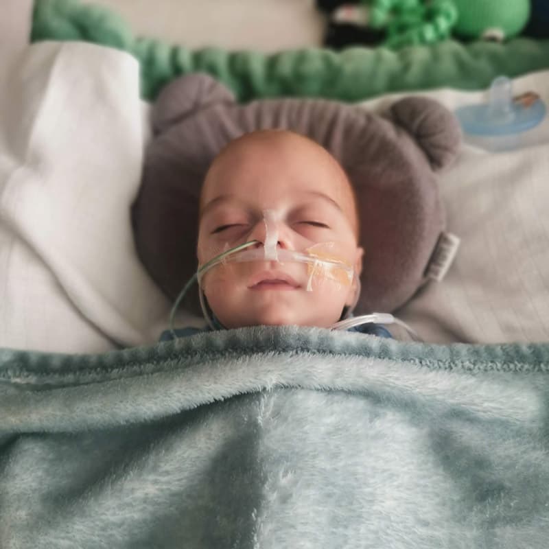 Syn prap. Veroniky Rosické v postýlce.